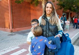 Miriam junto a sus hijos, Aleix y Marc, en su colegio de acogida.