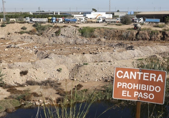 La cantera de Picassent, un cementerio de automóviles dañados por el lodo.