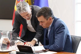 Sánchez y Marlaska, durante uno de los comités de crisis de gestión de la DANA.