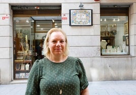 María Luisa Campoy, a la puerta de su tienda en la calle Avellanas.