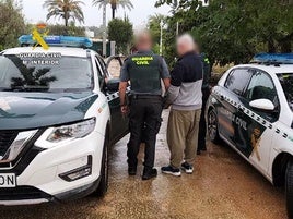 Los agentes de la Benemérita con el detenido.