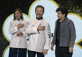 Nacho y Esther Manzano, junto a su sobrino Jesús (d), del Restaurante Casa Marcial de Arriondas, Asturias, en la gala Estrellas Michelin 2025.