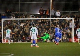 El primero de los penaltis que terminó parando Adrián Muñoz del partido de ayer en Copa del Rey ante el Getafe