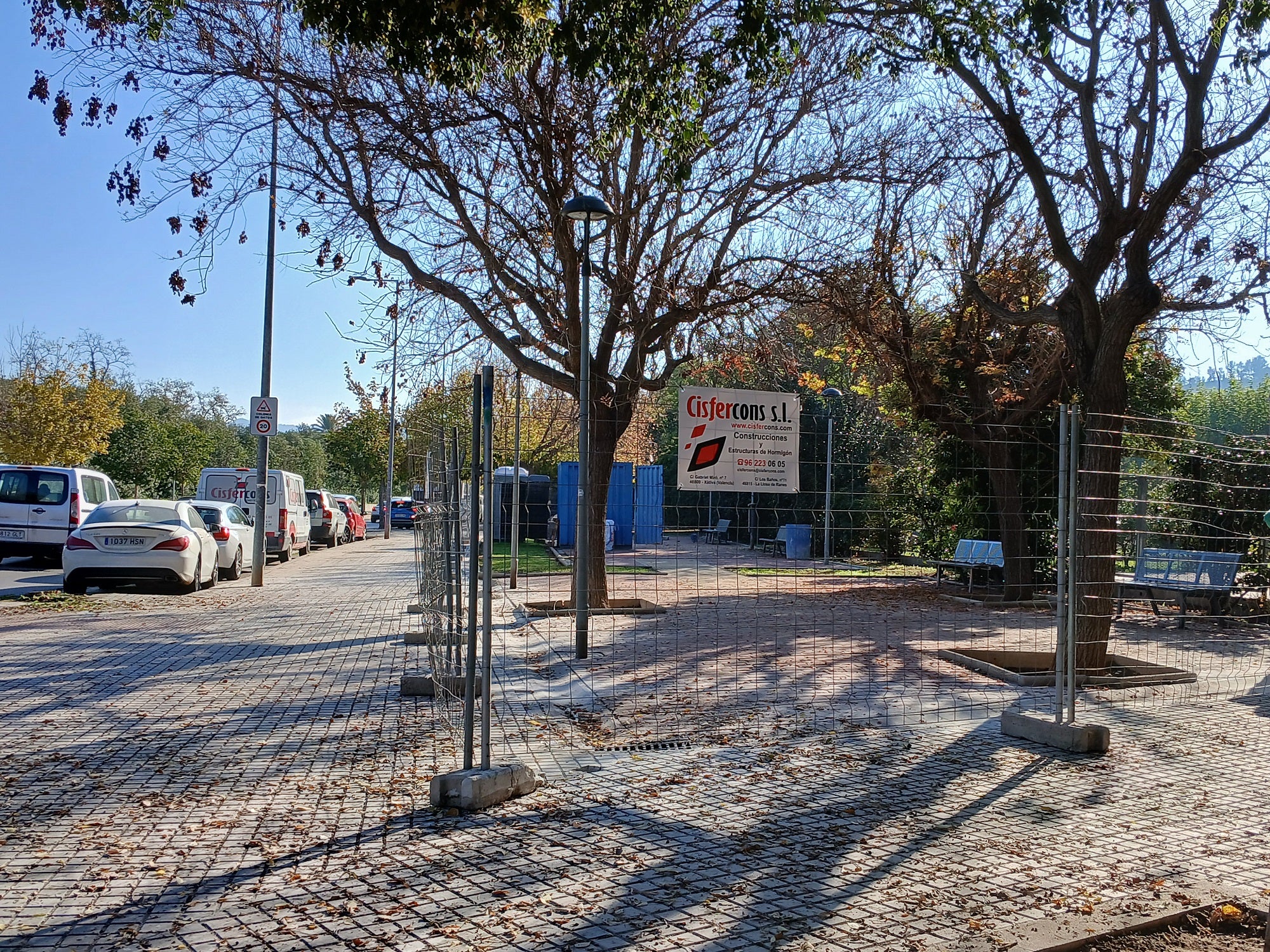 Vallado del espacio que se incorporará al colegio Teresa Coloma.