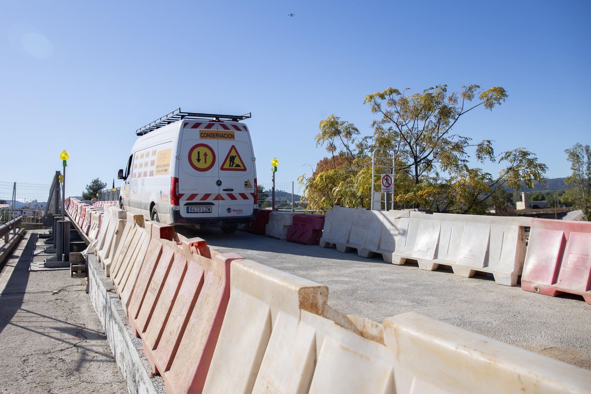 Tráfico por el nuevo puente provisional.