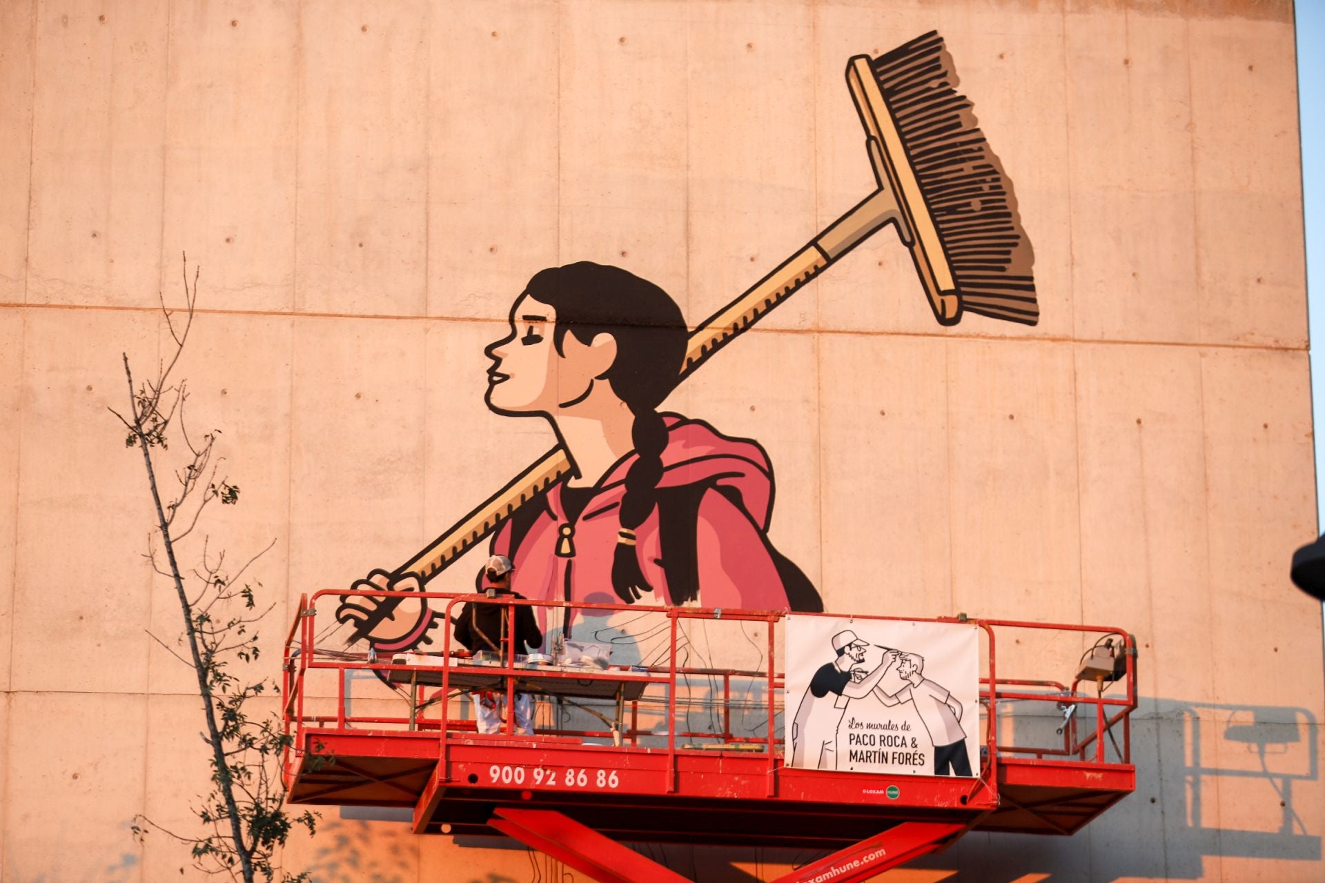 El homenaje de Paco Roca a los voluntarios de la DANA se hace mural