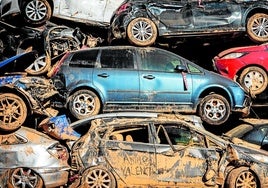 Coches apilados en Alfafar.