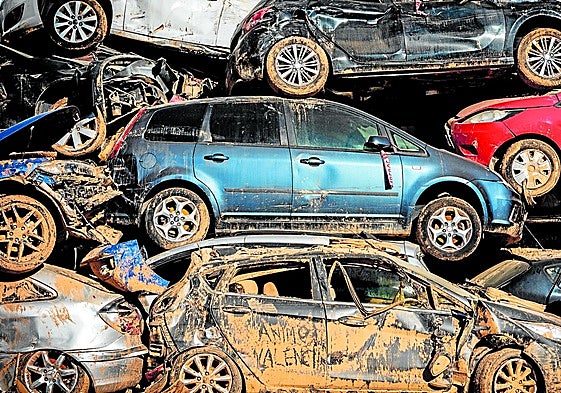 Coches apilados en Alfafar.