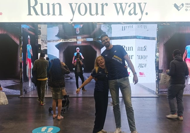 Bob y Ditte, posan felices tras recoger sus dorsales para Maratón Valencia Trinidad Alfonso Zurich de este domingo