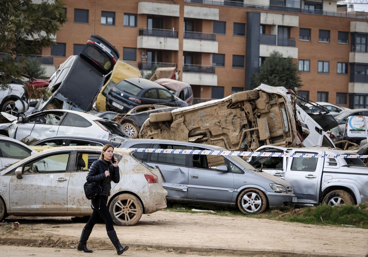 Coches amontonados en Paiporta.