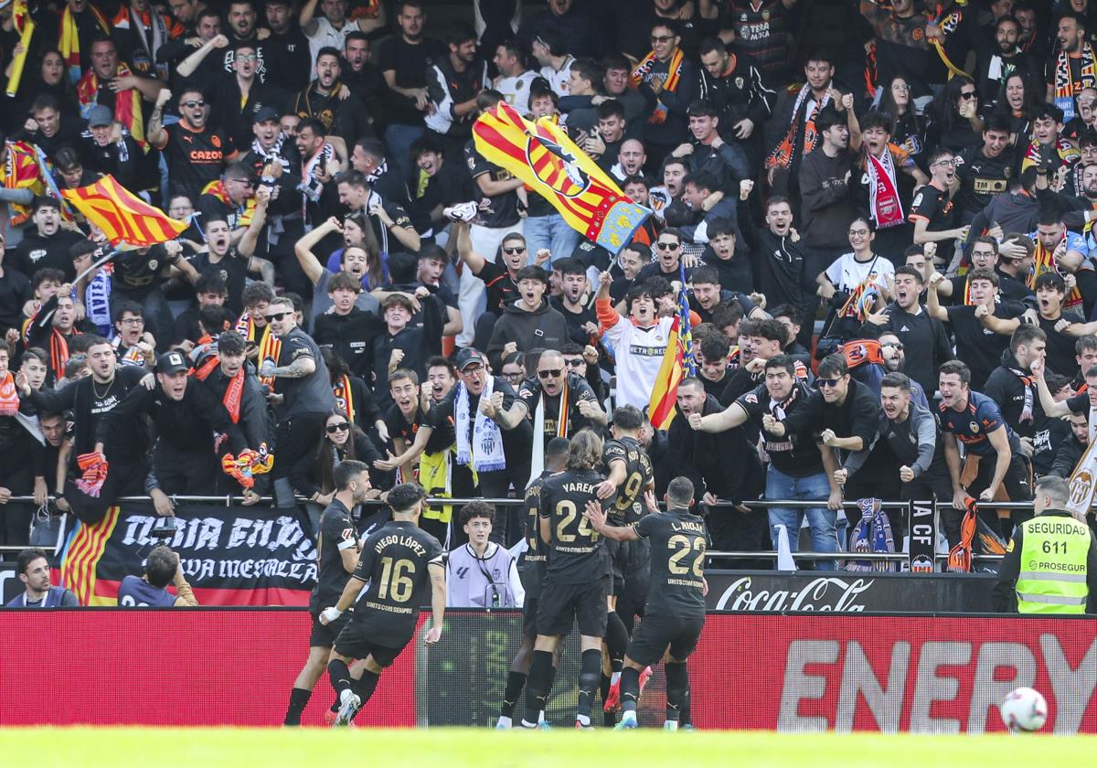 Los jugadores del Valencia celebran un gol ante el Betis.