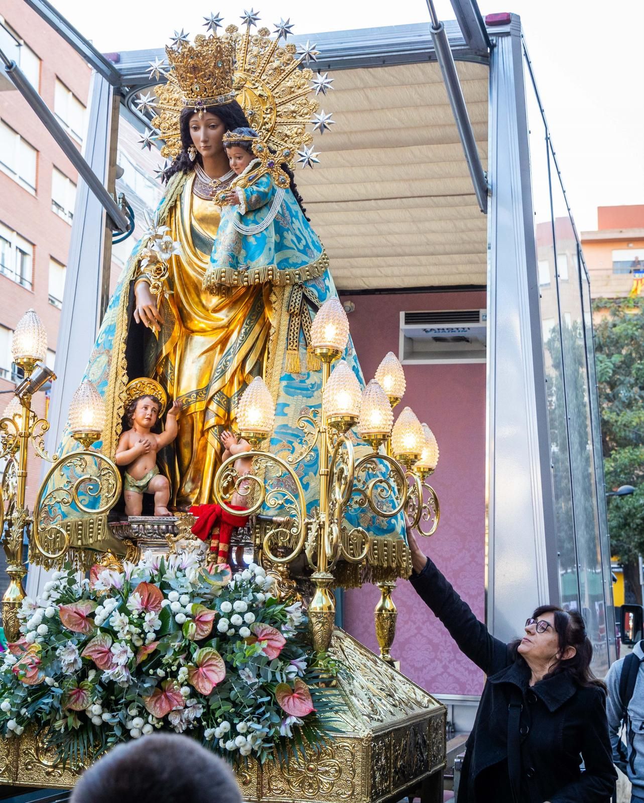 La Virgen de los Desamparados visita las parroquias de Paiporta afectadas por la DANA