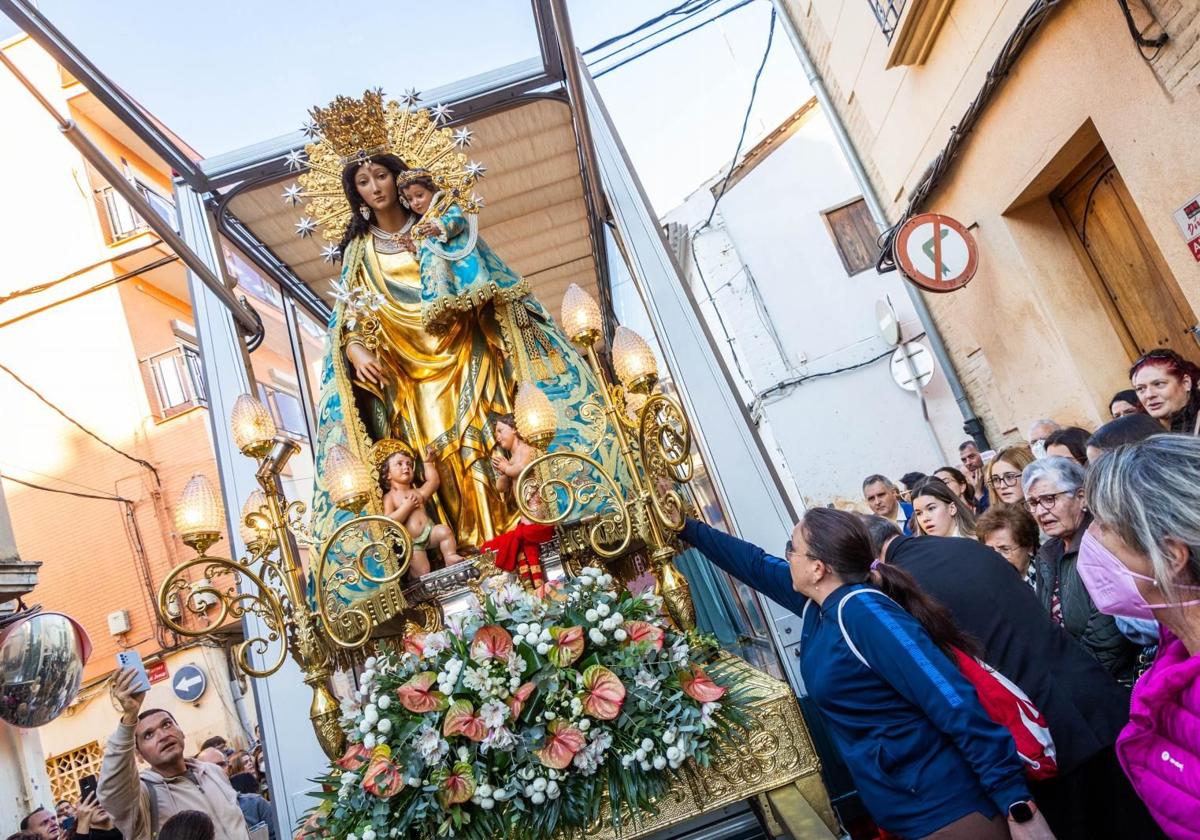 La Virgen de los Desamparados visita las parroquias de Paiporta afectadas por la DANA