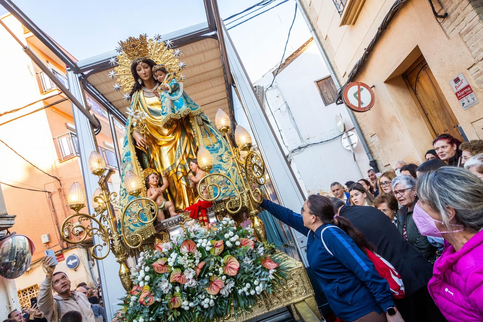 La Virgen de los Desamparados visita las parroquias de Paiporta afectadas por la DANA