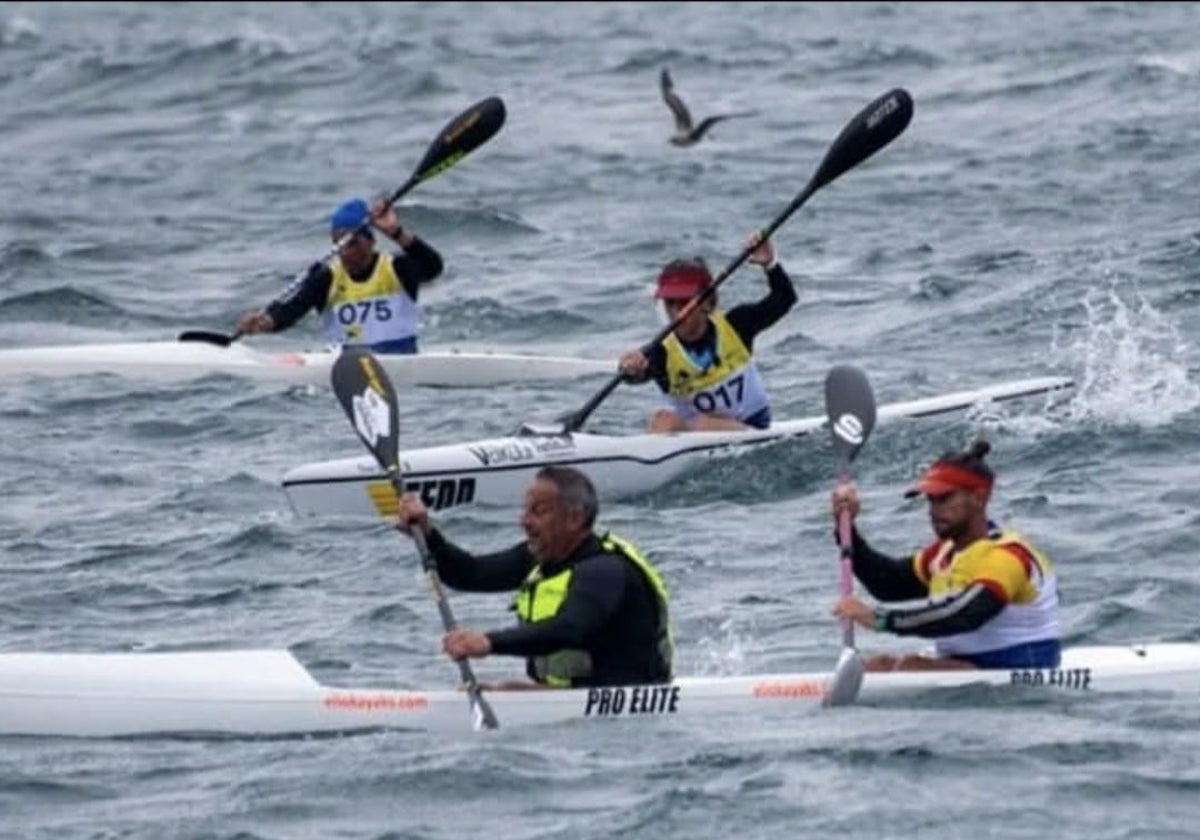 Uno de los secretos en el kayak de mar, como en el surf, es coger bien la ola.