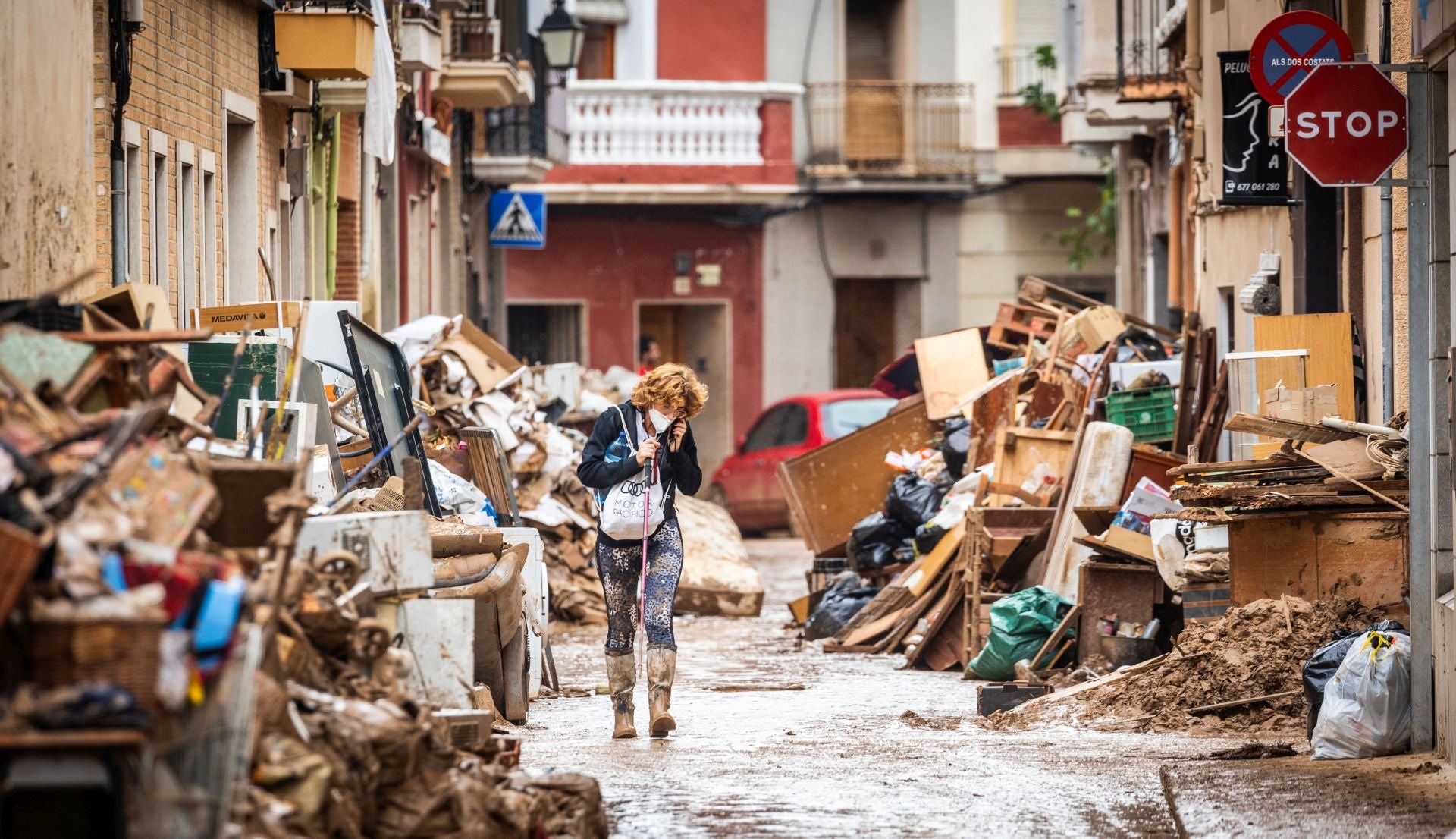 Imagen principal - Mantener la rutina en las residencias: la terapia para aislar a los mayores de la tragedia de la DANA