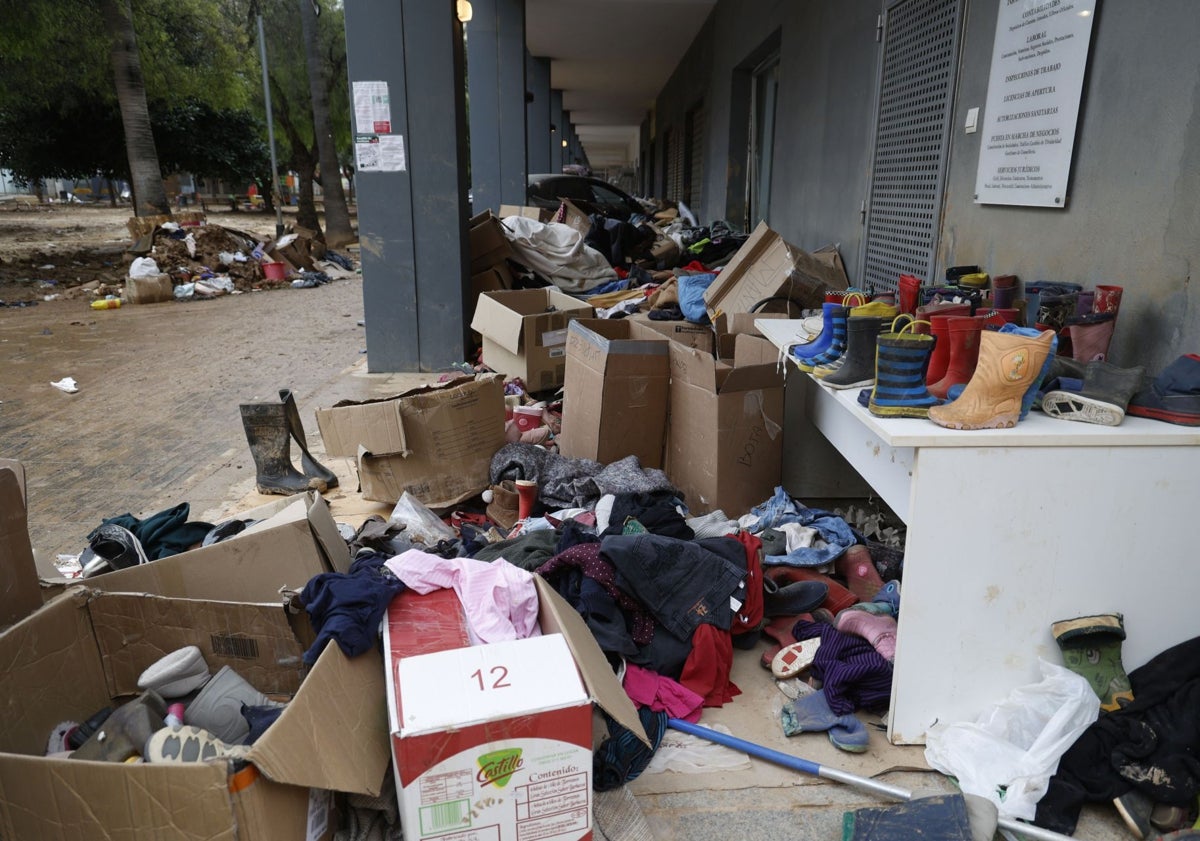 Imagen principal - De arriba a abajo: material en la plaza de la Fusta de Benetússer, ropa abandonada en un local de Sedaví y productos en la calle Horta del primer municipio