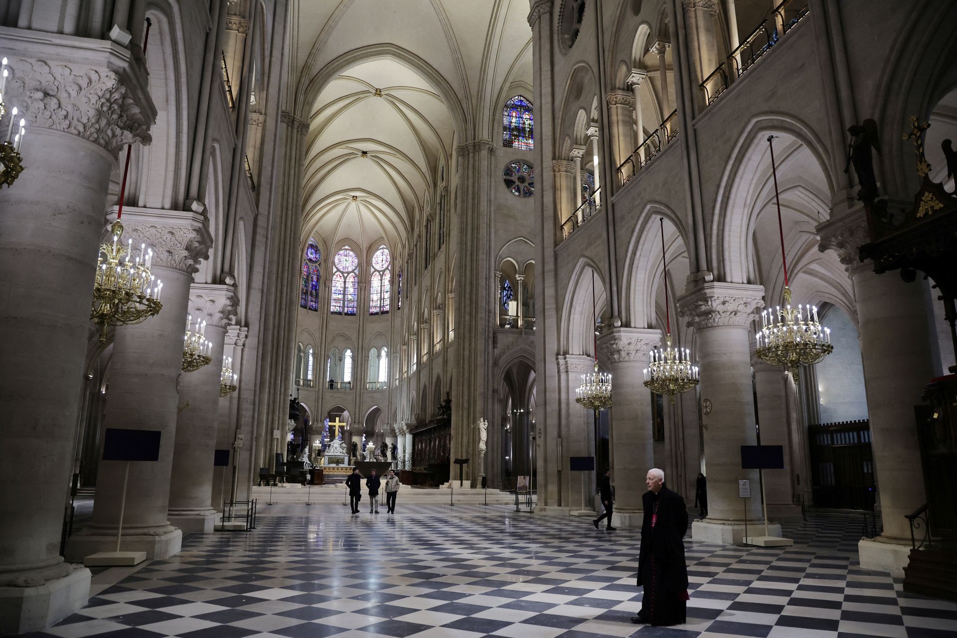 Notre Dame recupera su magia y brilla de nuevo en París