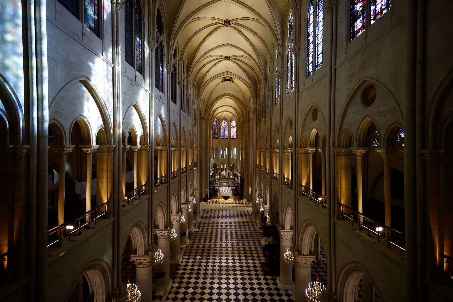 Notre Dame recupera su magia y brilla de nuevo en París