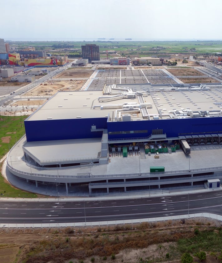 Imagen secundaria 2 - Tres imágenes de los diferentes momentos de construcción de la planta, iniciada en 2013 e inaugurada en junio de 2014.