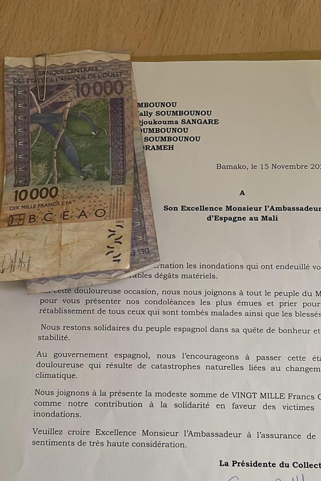 Carta con 30 euros enviada por mujeres de Bamako, a través de la embajada de España en Mali, para las víctimas de la DANA en Valencia.