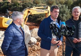 Carlos Mazón, entre Miguel Barrachina y el alcalde de Utiel, Ricardo Gabaldón.