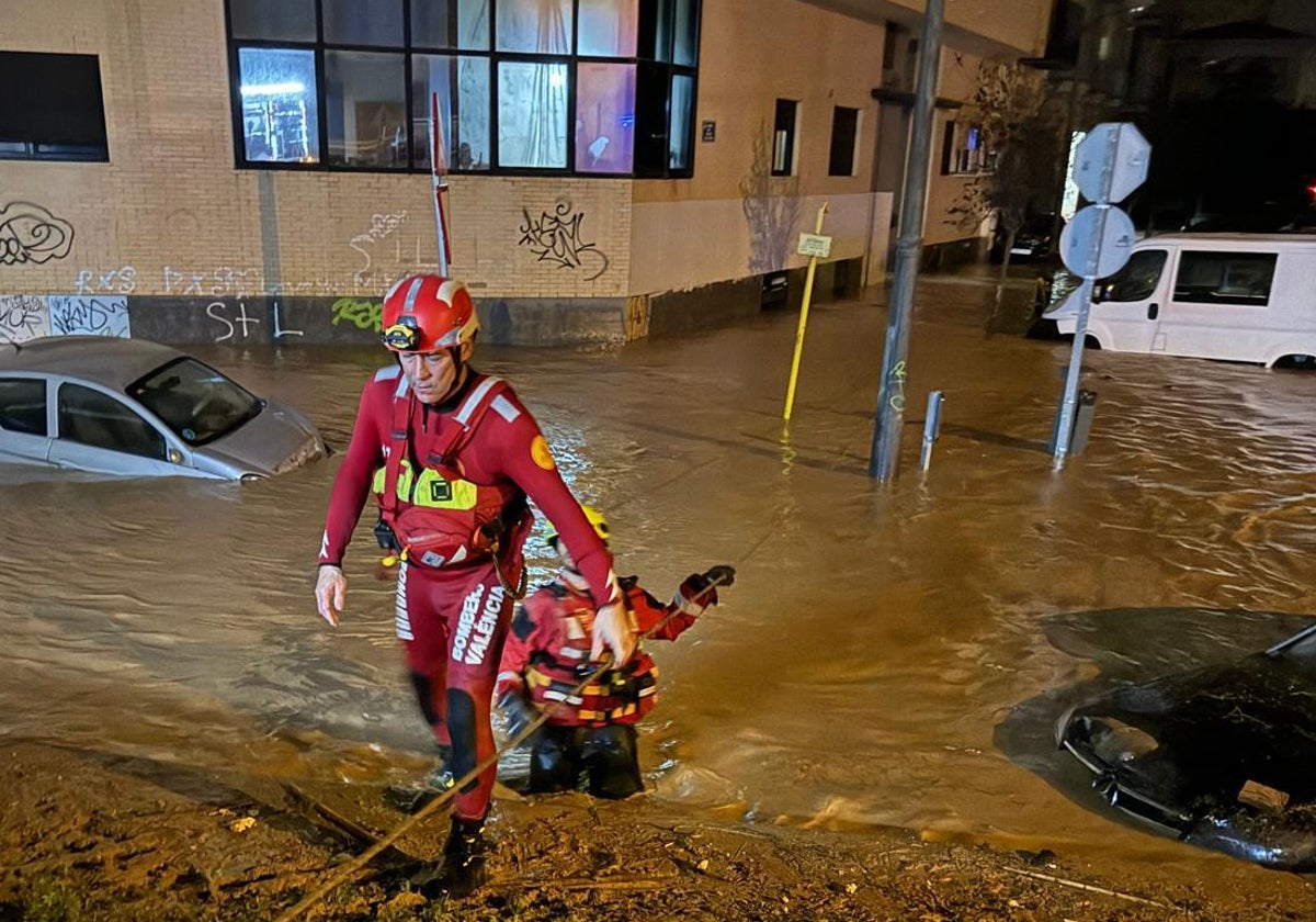 Bomberos del Ayuntamiento de Valencia, durante un rescate en La Torre, en la noche del 29.