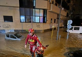 Bomberos del Ayuntamiento de Valencia, durante un rescate en La Torre, en la noche del 29.