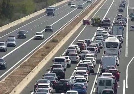 Colas en una carretera valenciana, imagen de archivo.