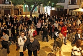 Algunas de las personas que se han concentrado este viernes en Dénia.