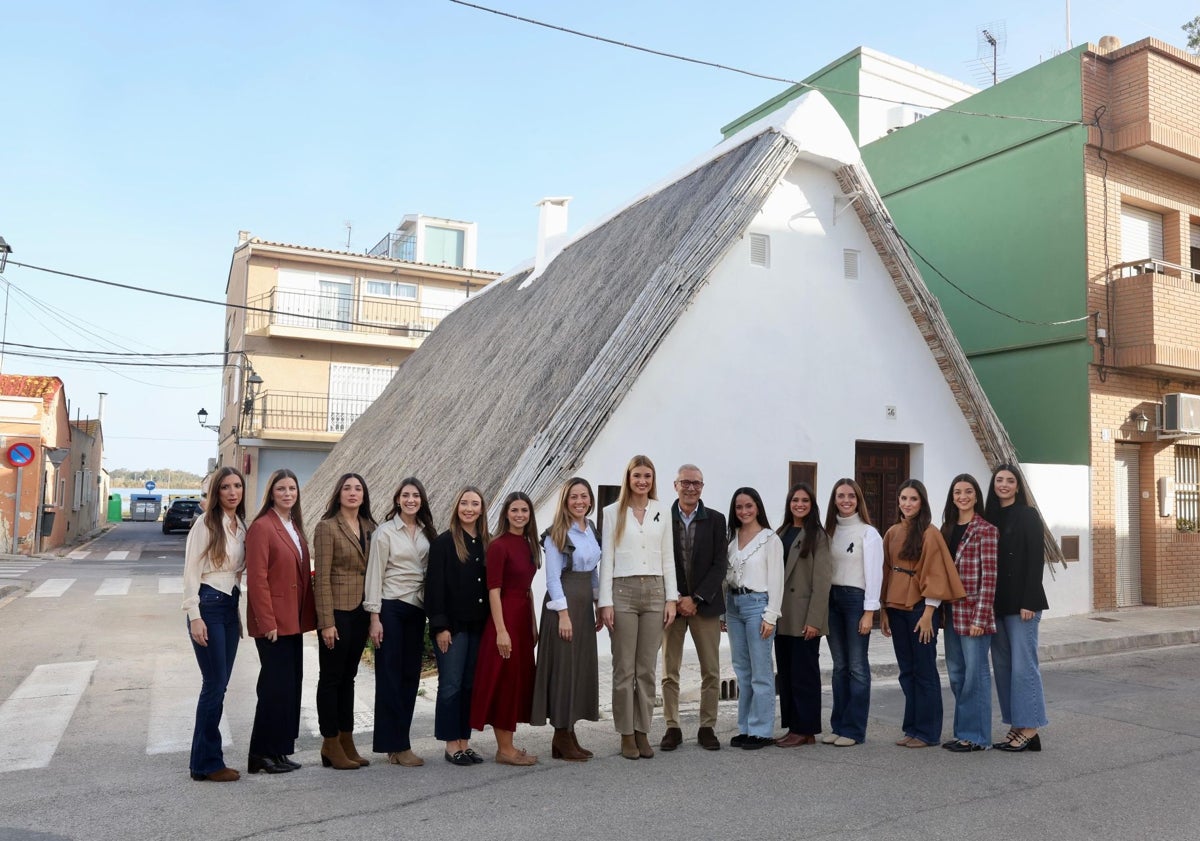 Imagen principal - Recorrido de Berta Peiró, su corte y el edil de Fallas, Santiago Ballester, por El Palmar.