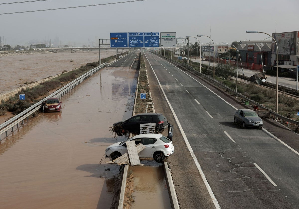 Vecinos de Torrent denuncian la paralización de las obras en la autovía dañada por la DANA