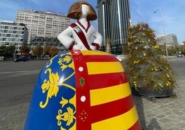 Figura de la menina fallera, en la plaza de Colón de Madrid.