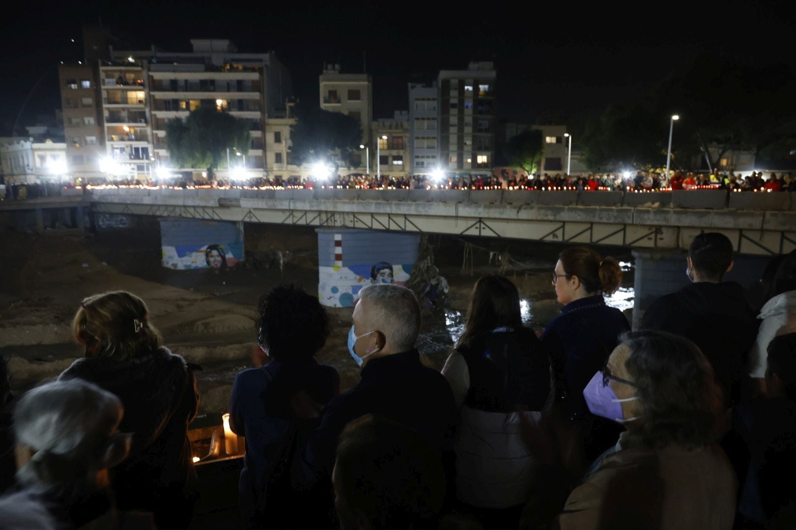 Concentración de vecinos de Paiporta frente al barranco del Poyo.