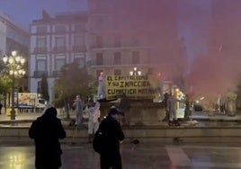 Varias personas de las asociaciones Rebelión o Exitinción y Acció Ecologista Agró, este viernes, en la plaza de la Virgen.