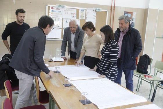 El director del Raquel Payà con el alcalde y ediles de Dénia viendo los planos.