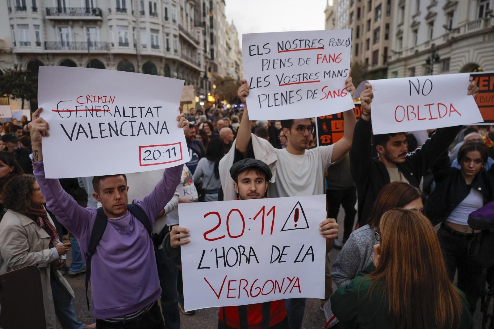 Fotos: Manifestación en Valencia contra la gestión política de la DANA