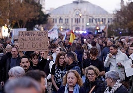 Fotos: Manifestación en Valencia contra la gestión política de la DANA