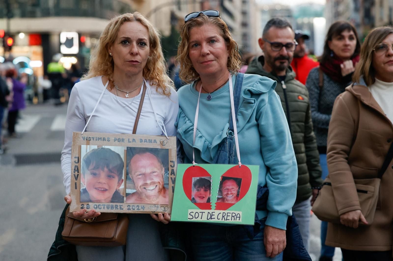 Fotos: Manifestación en Valencia contra la gestión política de la DANA