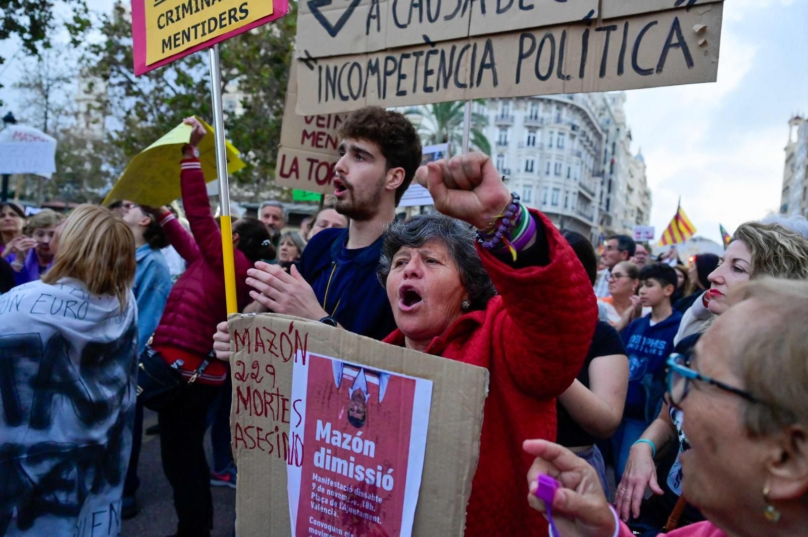 Fotos: Manifestación en Valencia contra la gestión política de la DANA