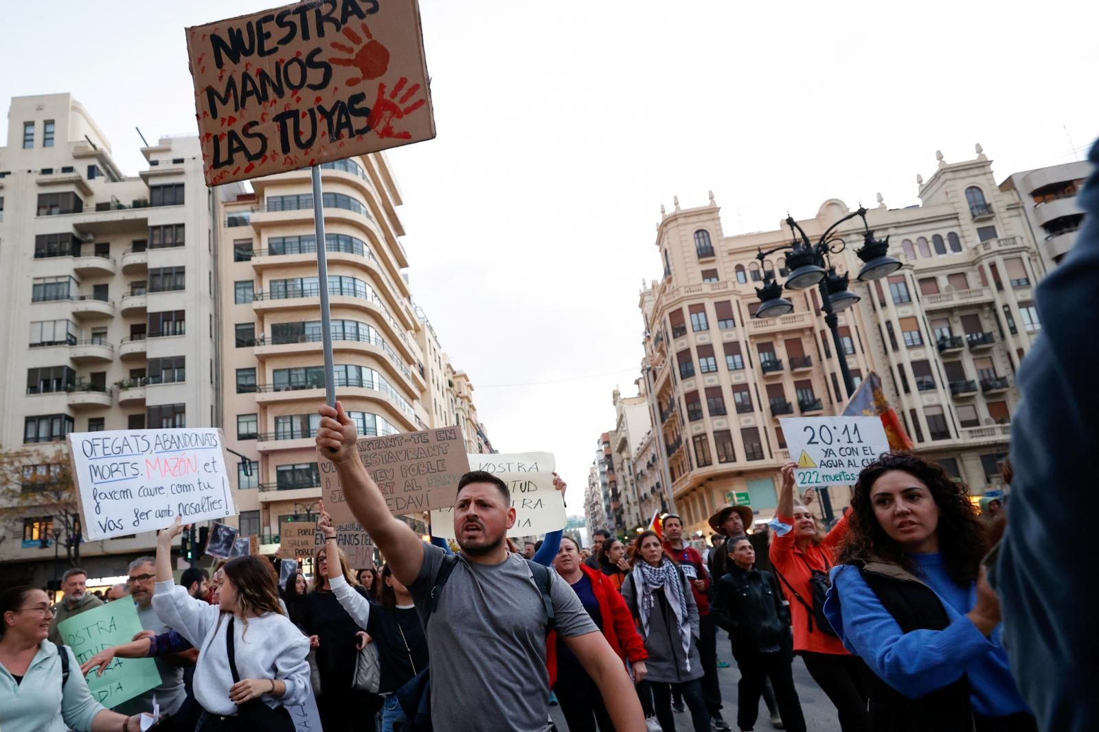 Fotos: Manifestación en Valencia contra la gestión política de la DANA