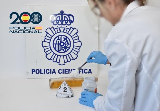 La Policía Científica busca huellas en una botella intervenida.