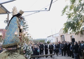 La imagen peregrina de la Virgen en su visita, este viernes, a Picanya.