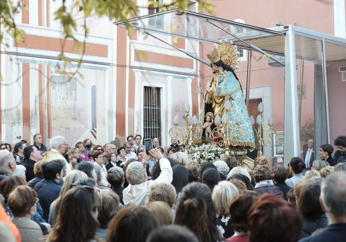 La imagen peregrina de la Virgen en su visita, este viernes, a Picanya.