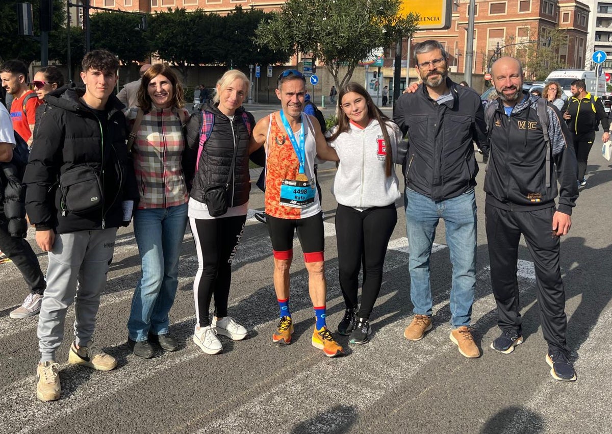 Imagen secundaria 1 - Rafa, con su familia y amigos, primero en Catarroja y después en Valencia; Javier con la medalla de finisher.