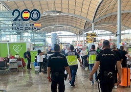 Agentes de la Policía Nacional en el aeropuerto de Elche en una imagen de archivo.