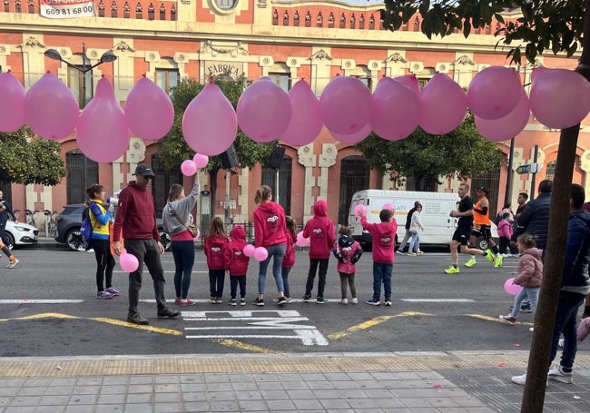 Alumnos del colegio L'Albereda, en el kilómetro 22,5 del Maratón Valencia.