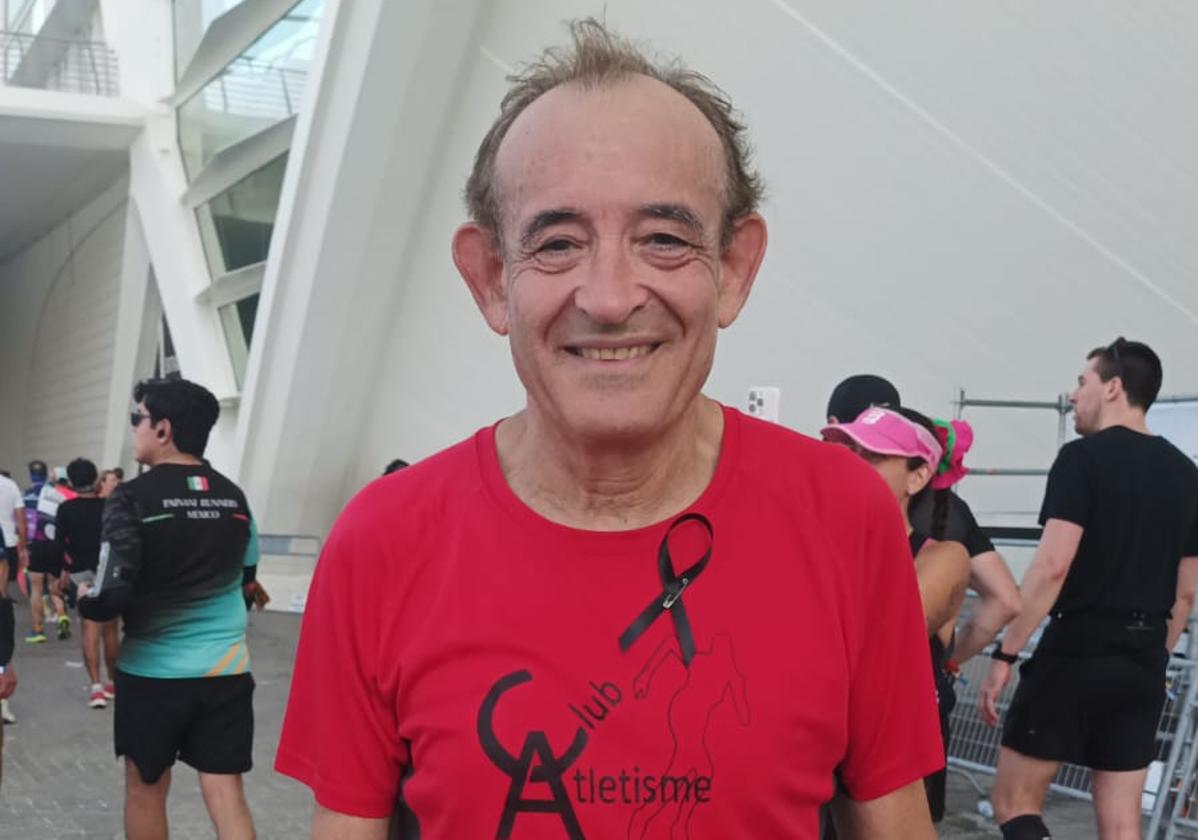 Alfonso Campos, de 67 años de edad y del Club Atletisme Almussafes tras terminar la Maratón Valencia.