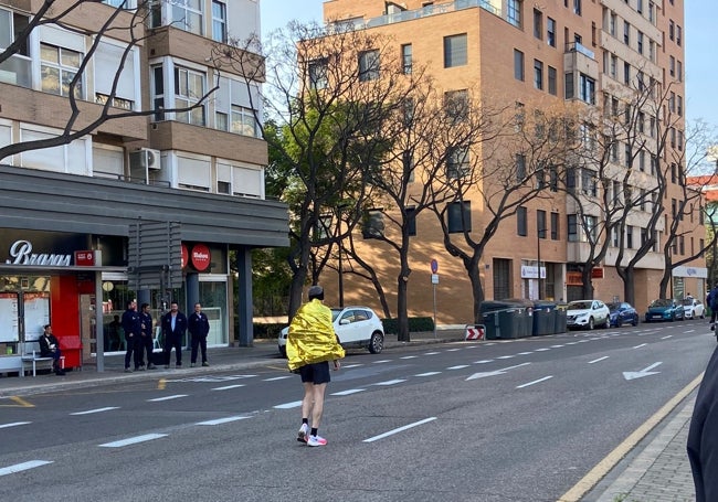 Un deportista abandona la prueba a la altura del muro.