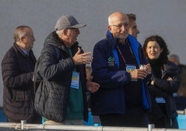 Juan Roig charla durante el Maratón Valencia con Juan Miguel Gómez, director de la Fundación Trinidad Alfonso.